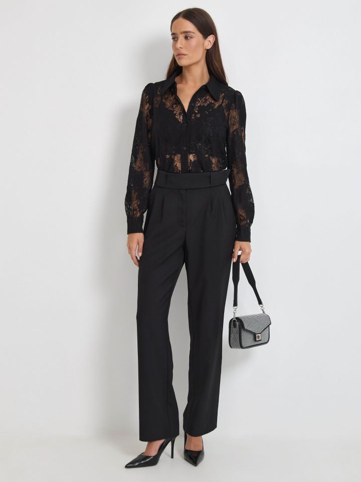 חולצה תחרה מכופתרת בצבע שחור