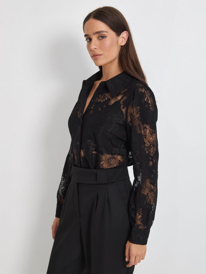 חולצה תחרה מכופתרת בצבע שחור