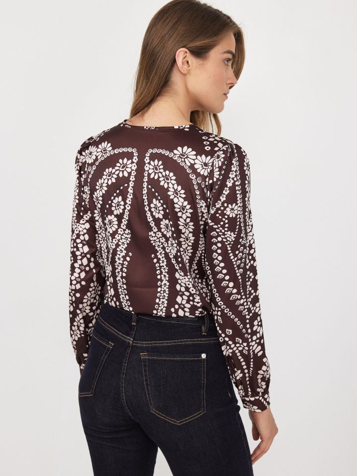 חולצה סטן דפוס שינה בצבע חום