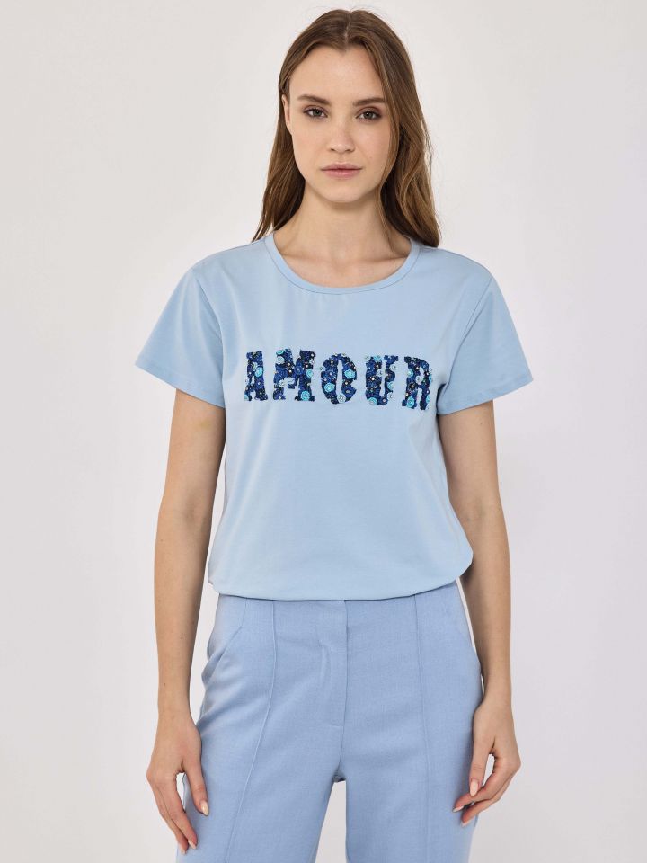 חולצה AMOUR ריקמות PROMO בצבע תכלת אורלי