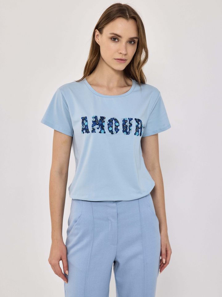חולצה AMOUR ריקמות PROMO בצבע תכלת אורלי