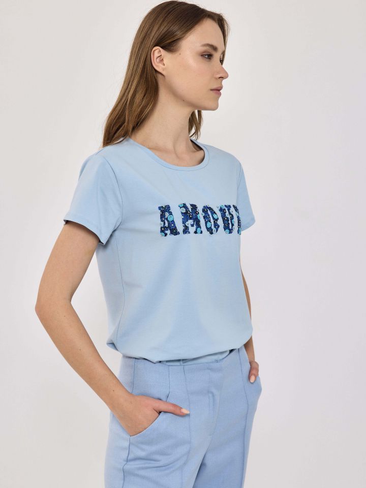 חולצה AMOUR ריקמות PROMO בצבע תכלת אורלי