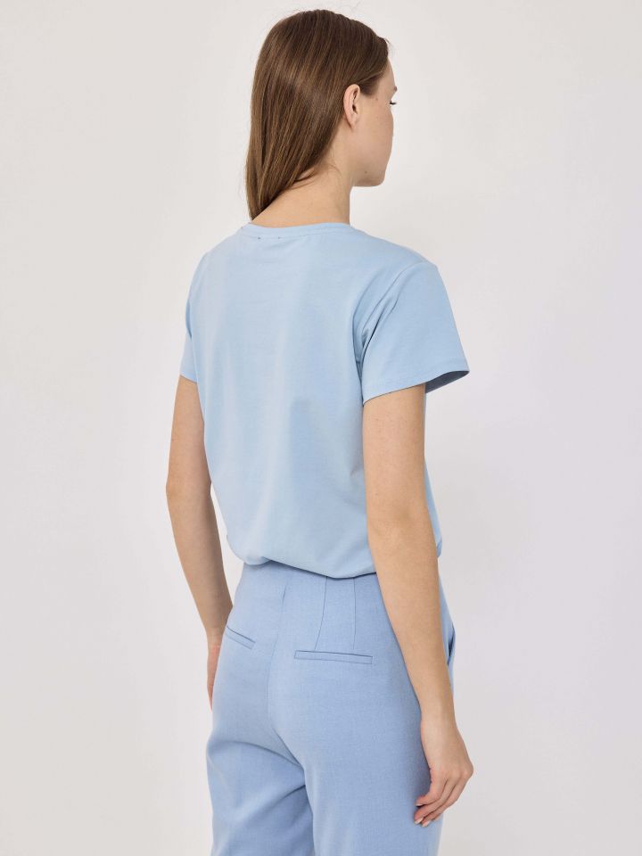 חולצה AMOUR ריקמות PROMO בצבע תכלת אורלי