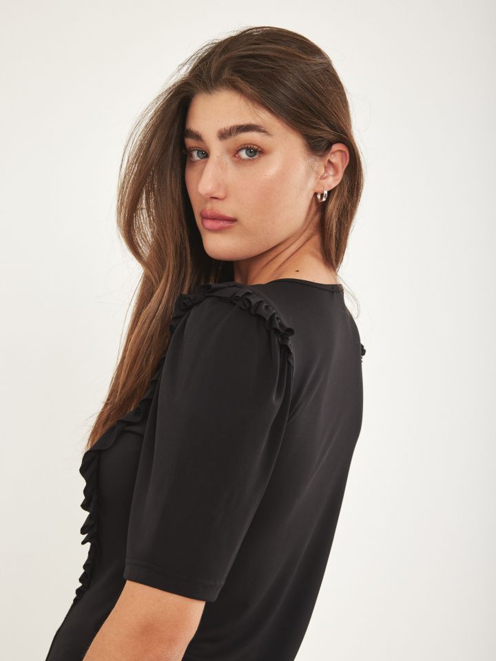 חולצה V מלמלות אמזון בצבע שחור