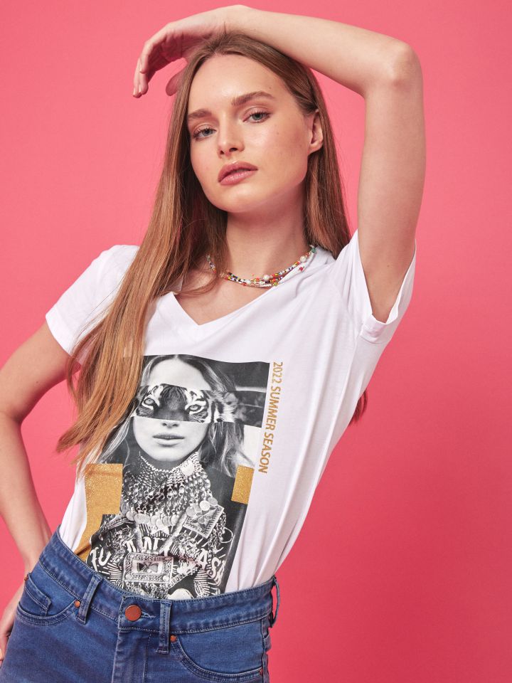 חולצה דפוס פנים בצבע לבן