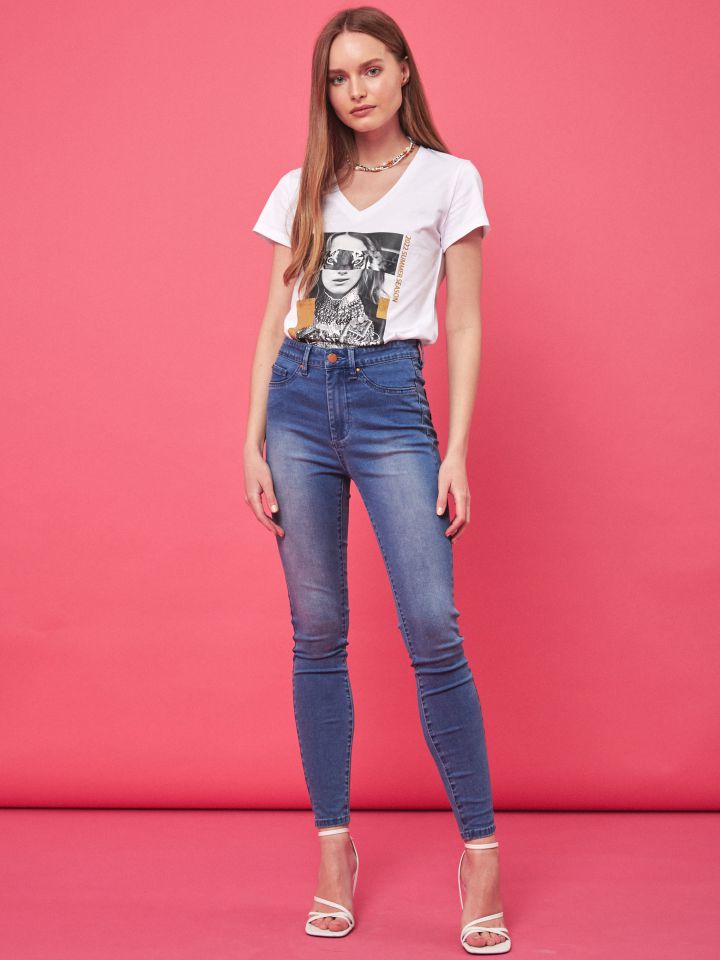 חולצה דפוס פנים בצבע לבן