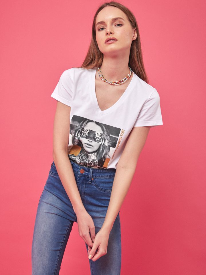 חולצה דפוס פנים בצבע לבן