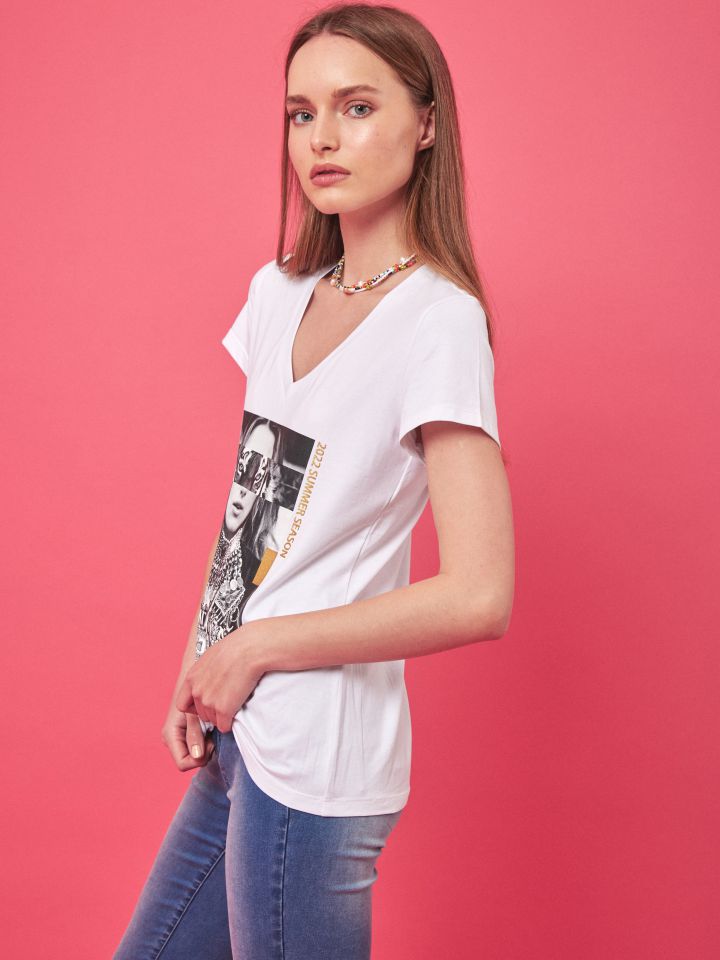 חולצה דפוס פנים בצבע לבן