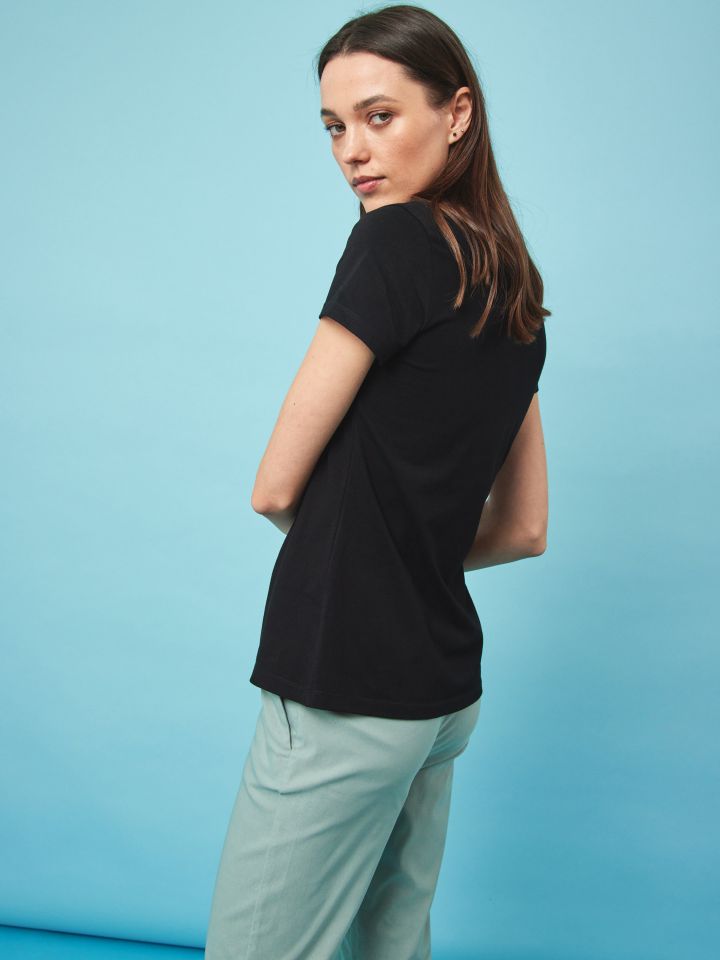 חולצה דפוס פנים בצבע שחור