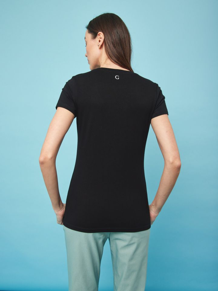 חולצה דפוס פנים בצבע שחור