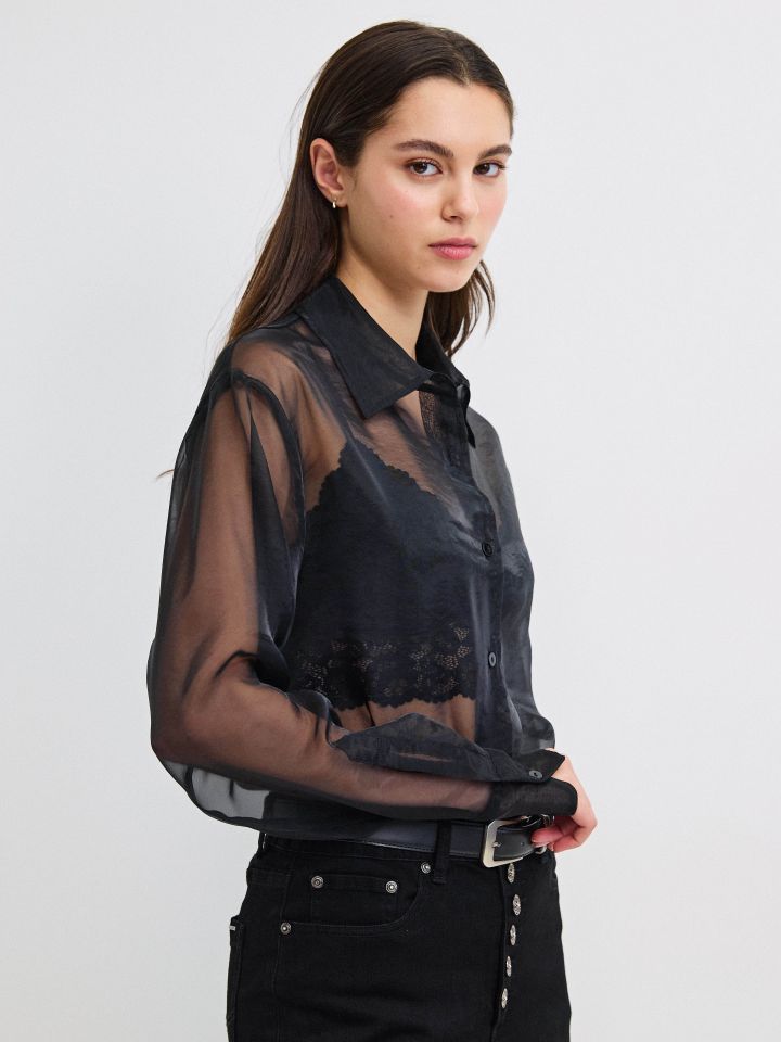 חולצה אורגנזה בצבע שחור