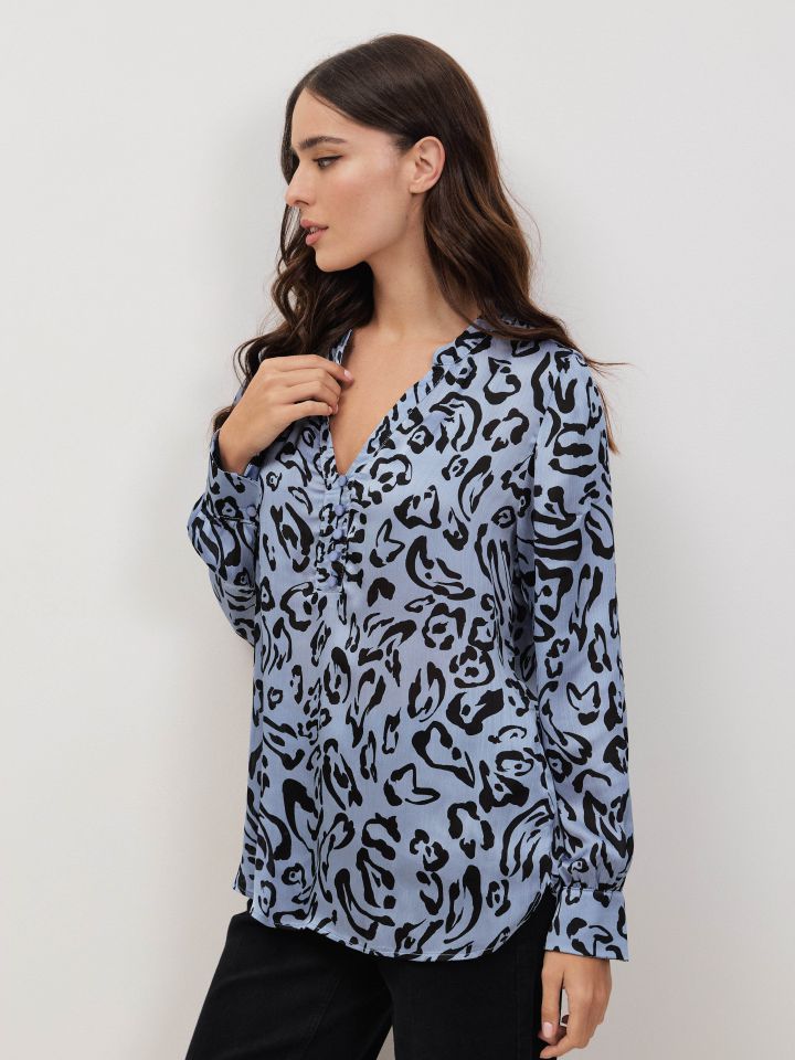 חולצה דפוס V שינה בצבע תכלת