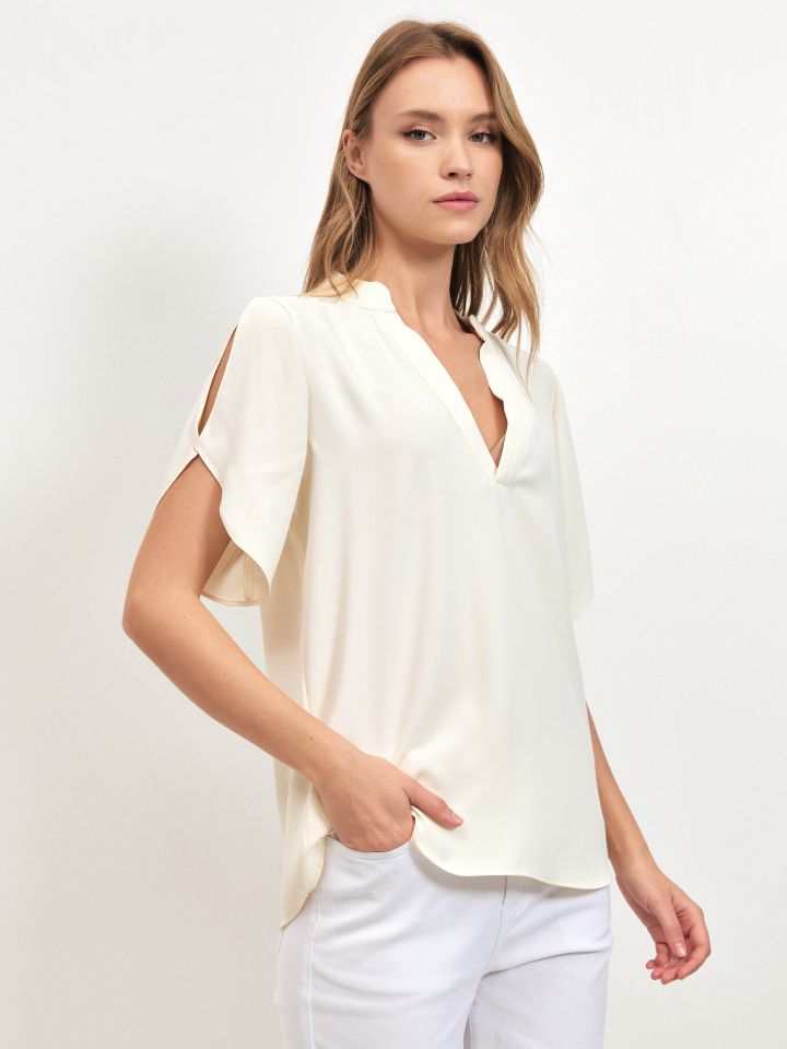 חולצה V פתחים בכתף PROMO בצבע אופוויט