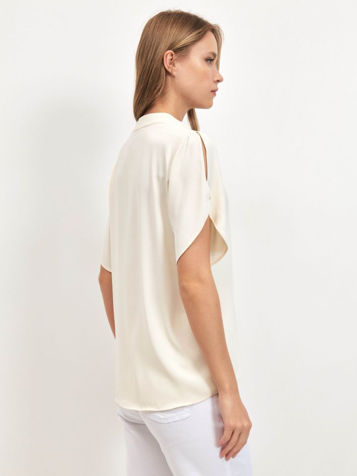 חולצה V פתחים בכתף PROMO בצבע אופוויט