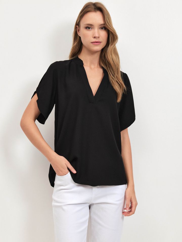 חולצה V פתחים בכתף PROMO בצבע שחור