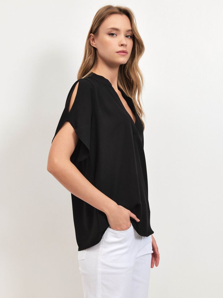 חולצה V פתחים בכתף PROMO בצבע שחור