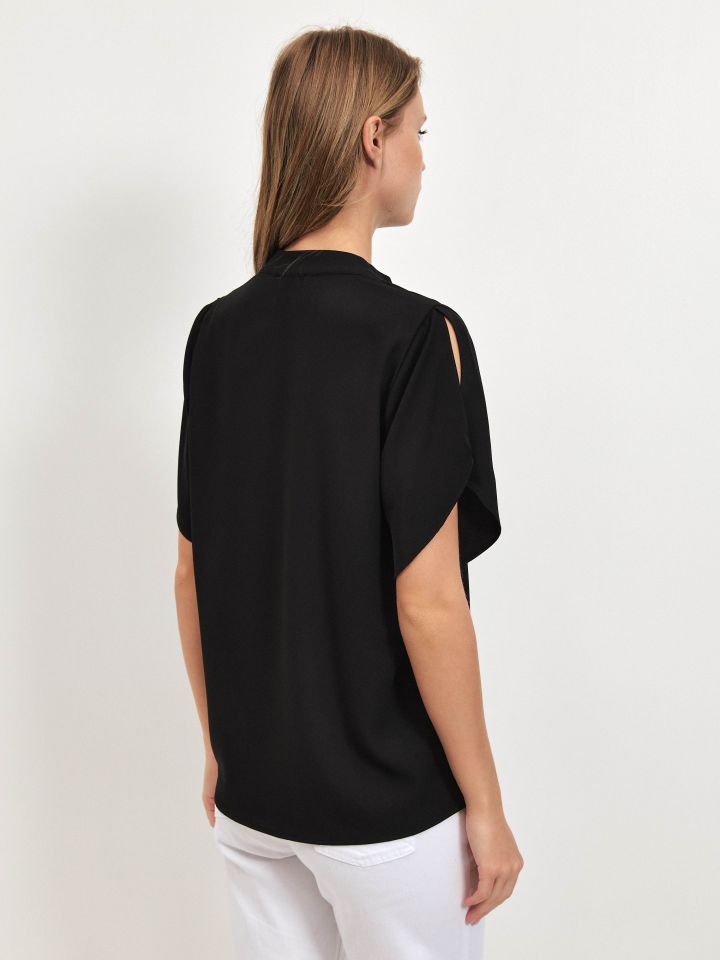 חולצה V פתחים בכתף PROMO בצבע שחור