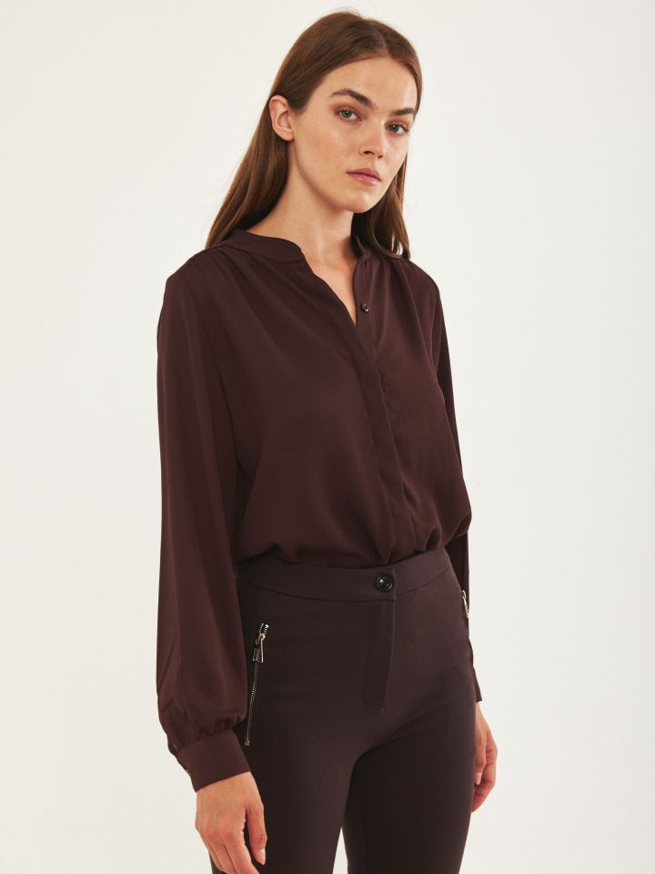 חולצה צוארון סיני בצבע חום