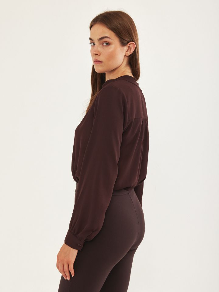 חולצה צוארון סיני בצבע חום