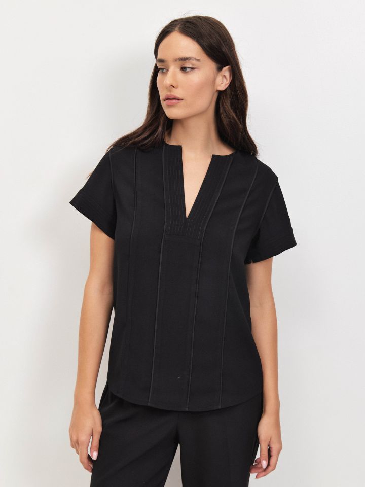 חולצה V תיפורים LIAT בצבע שחור