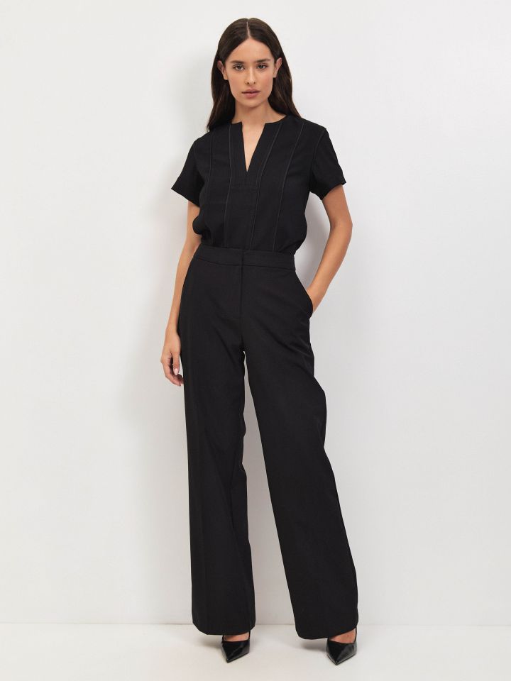 חולצה V תיפורים LIAT בצבע שחור