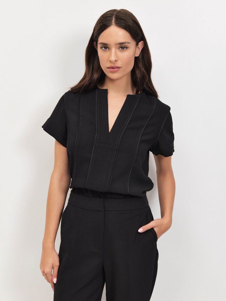 חולצה V תיפורים LIAT בצבע שחור