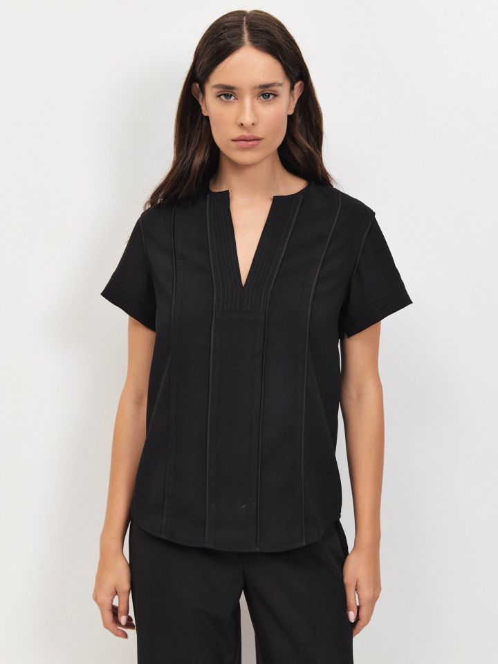 חולצה V תיפורים LIAT בצבע שחור