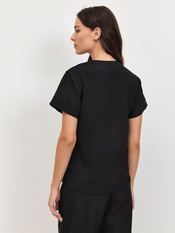 חולצה V תיפורים LIAT בצבע שחור