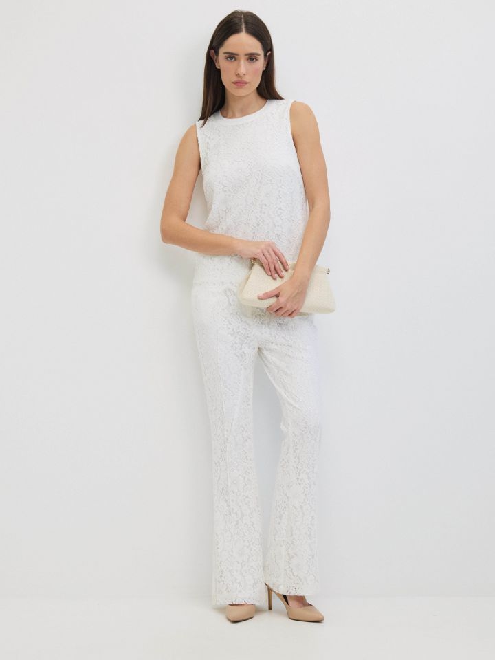 חולצה תחרה בצבע אופוויט