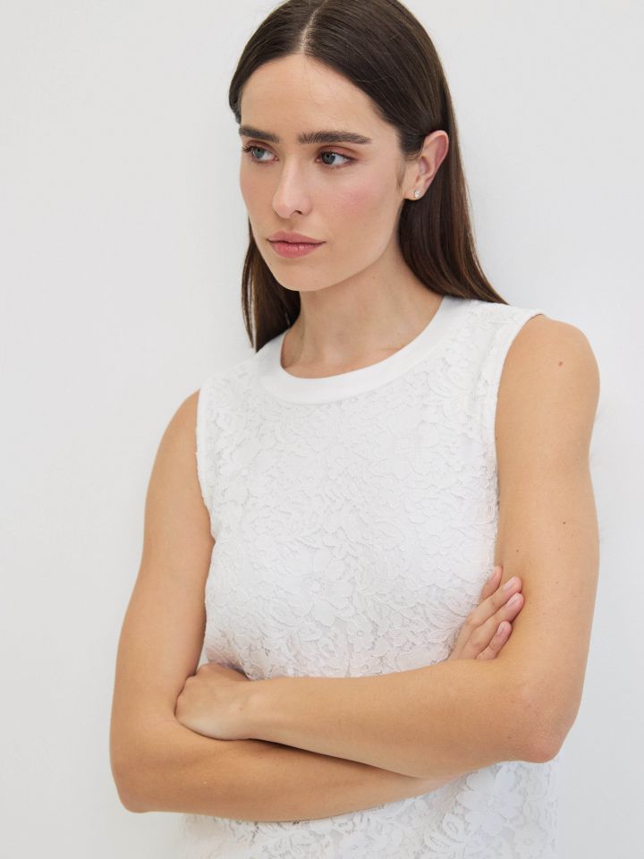 חולצה תחרה בצבע אופוויט