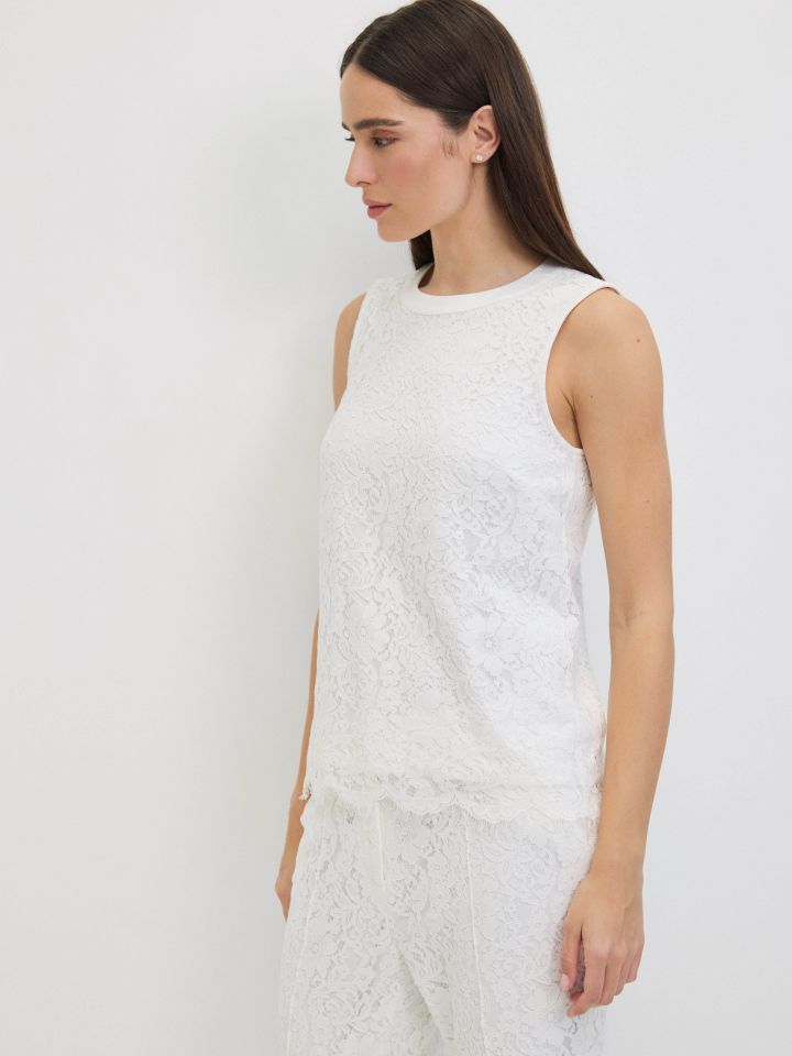 חולצה תחרה בצבע אופוויט