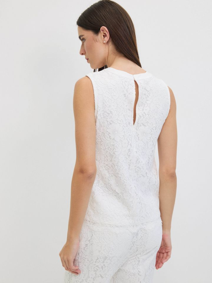 חולצה תחרה בצבע אופוויט