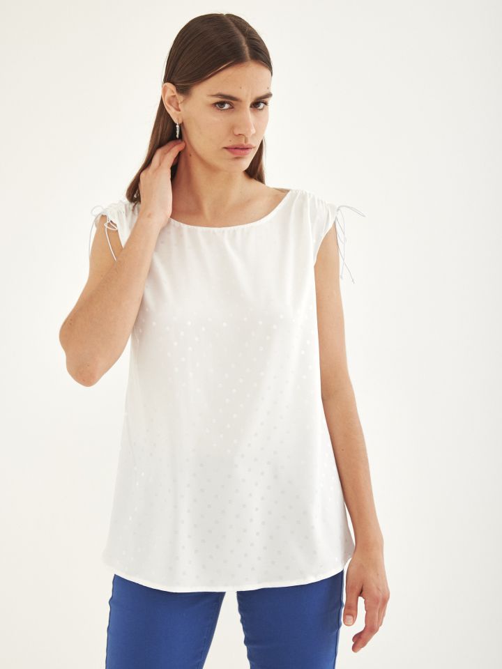 חולצה סטן שרוכים בכתפיים בצבע לבן