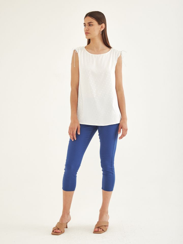 חולצה סטן שרוכים בכתפיים בצבע לבן