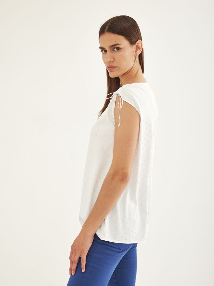 חולצה סטן שרוכים בכתפיים בצבע לבן