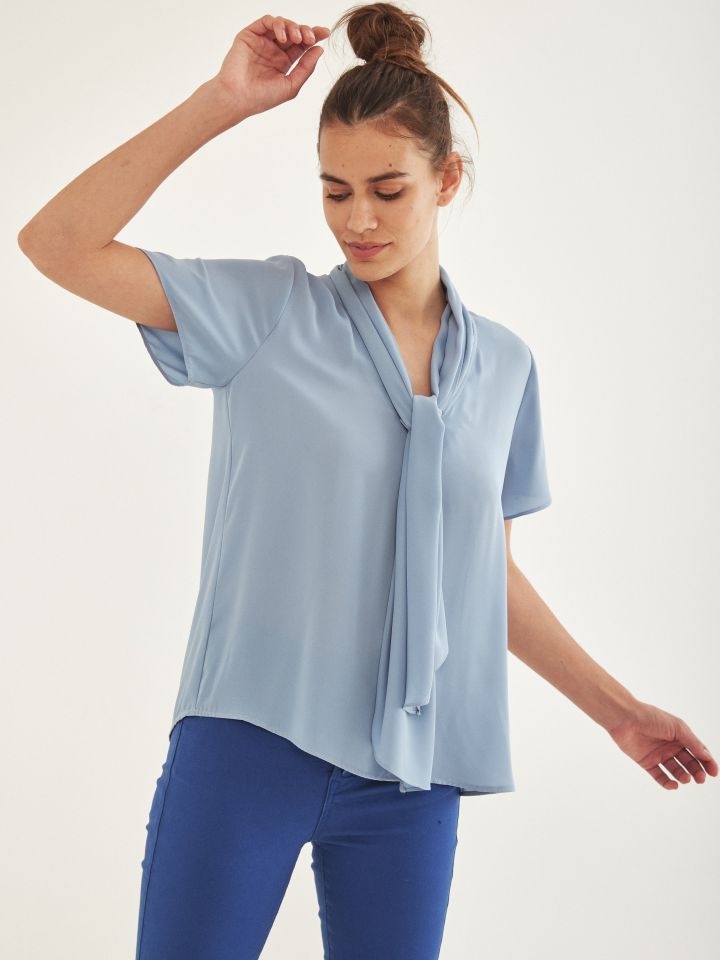 חולצה סטן צוארון קשירה בצבע תכלת