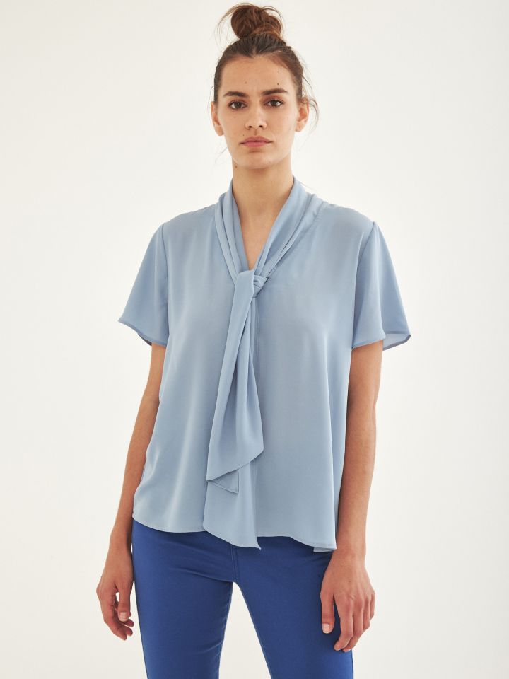 חולצה סטן צוארון קשירה בצבע תכלת