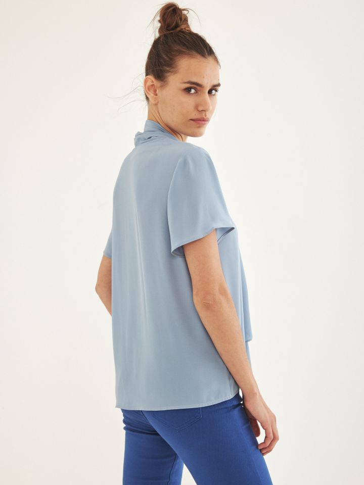 חולצה סטן צוארון קשירה בצבע תכלת