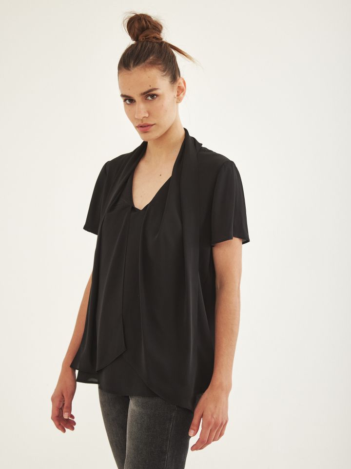 חולצה סטן צוארון קשירה בצבע שחור