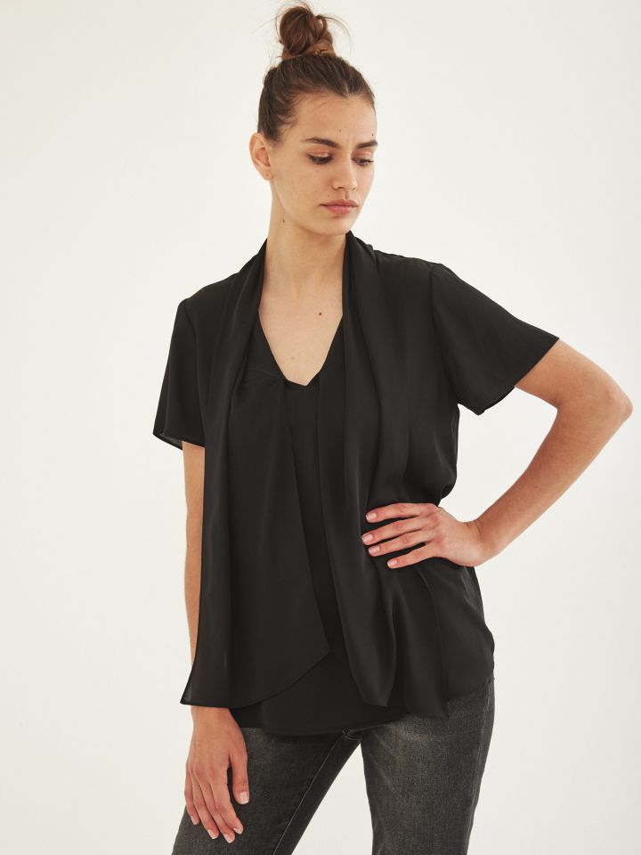 חולצה סטן צוארון קשירה בצבע שחור