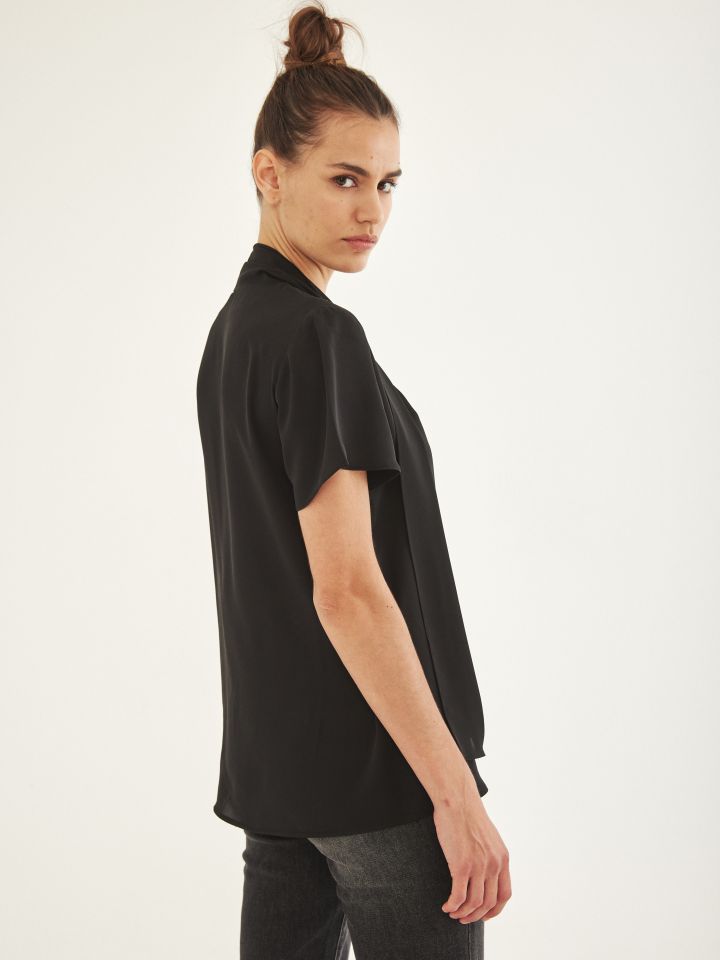 חולצה סטן צוארון קשירה בצבע שחור