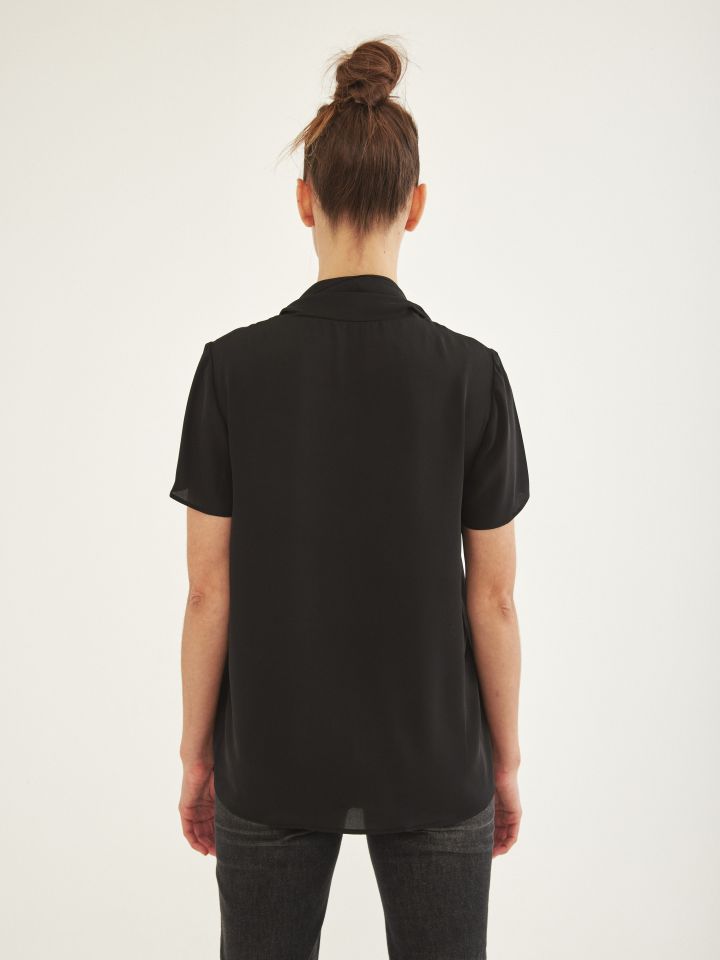 חולצה סטן צוארון קשירה בצבע שחור