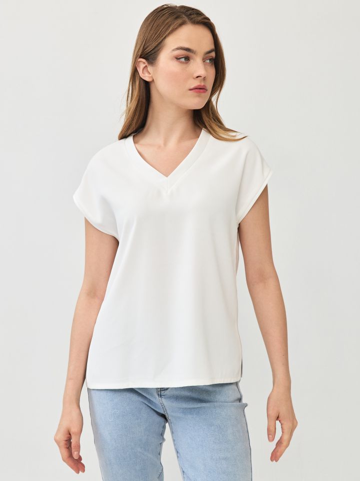 חולצה V סטן  PROMO בצבע אופוויט