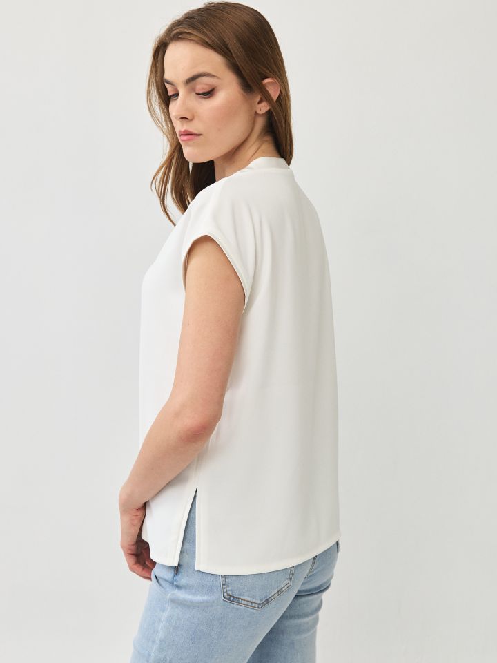 חולצה V סטן  PROMO בצבע אופוויט