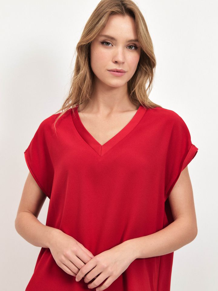 חולצה V סטן  PROMO בצבע אדום