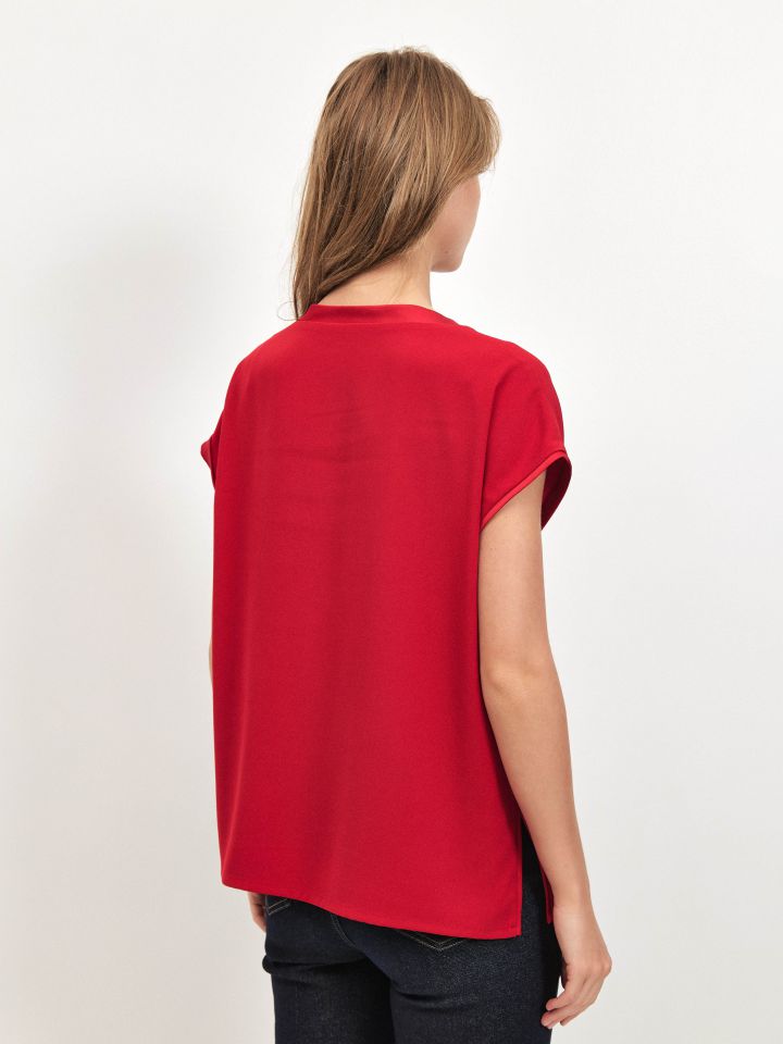 חולצה V סטן  PROMO בצבע אדום