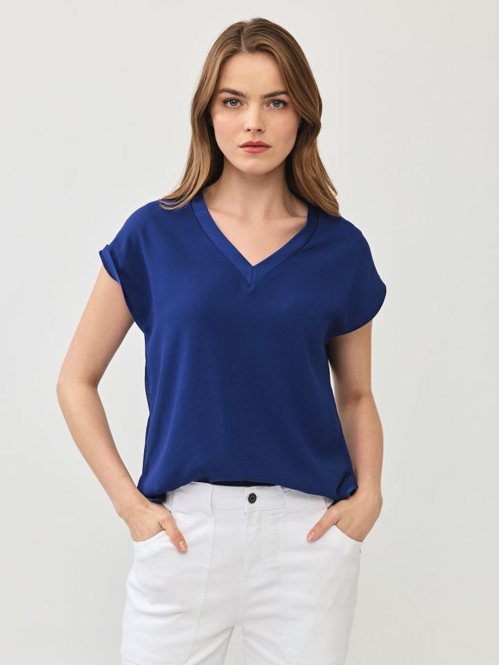 חולצה V סטן  PROMO בצבע כחול אינדיגו