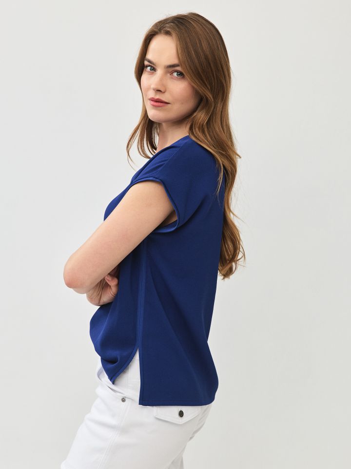 חולצה V סטן  PROMO בצבע כחול אינדיגו