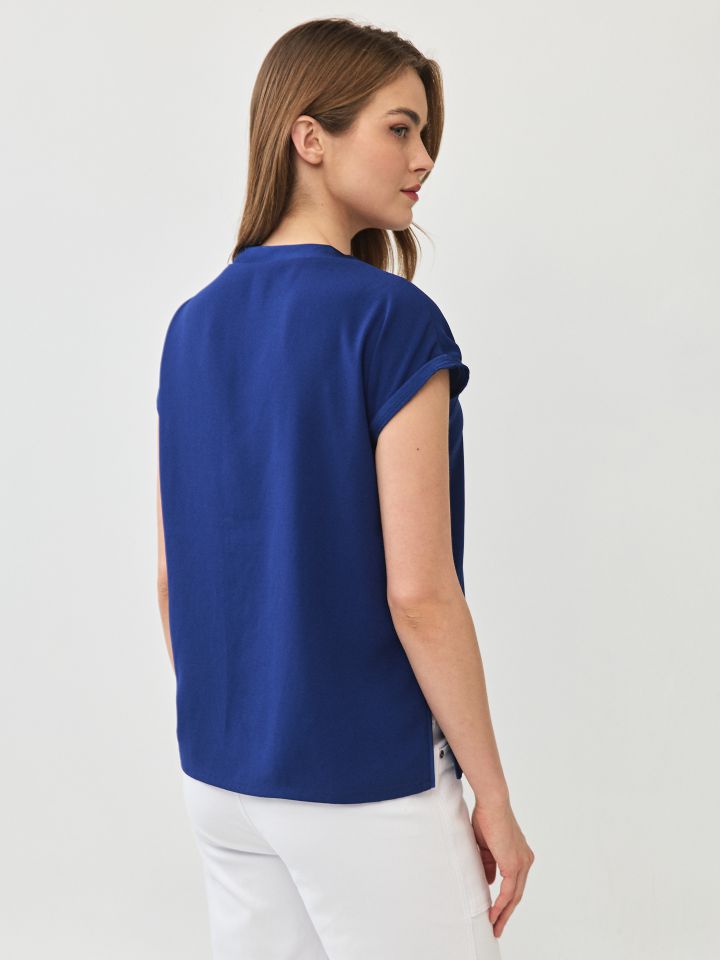 חולצה V סטן  PROMO בצבע כחול אינדיגו