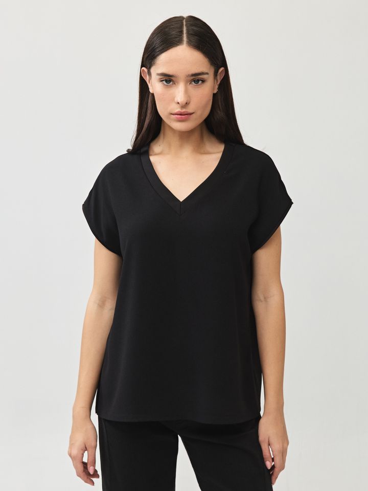 חולצה V סטן  PROMO בצבע שחור